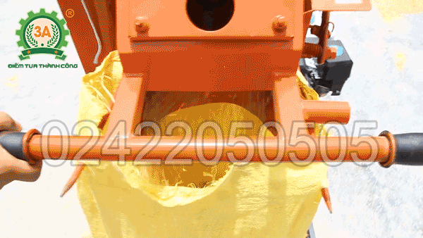 máy xúc lúa vào bao