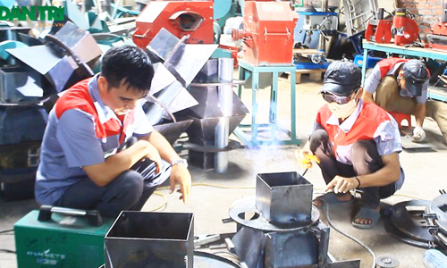 Kỹ sư “hai lúa” chế tạo máy đa năng thu tiền chục tỷ